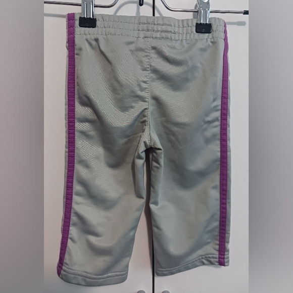 Puma toddler girl's tracksuit, includes a zip-up jacket and matching pants. - Picture 2 of 13